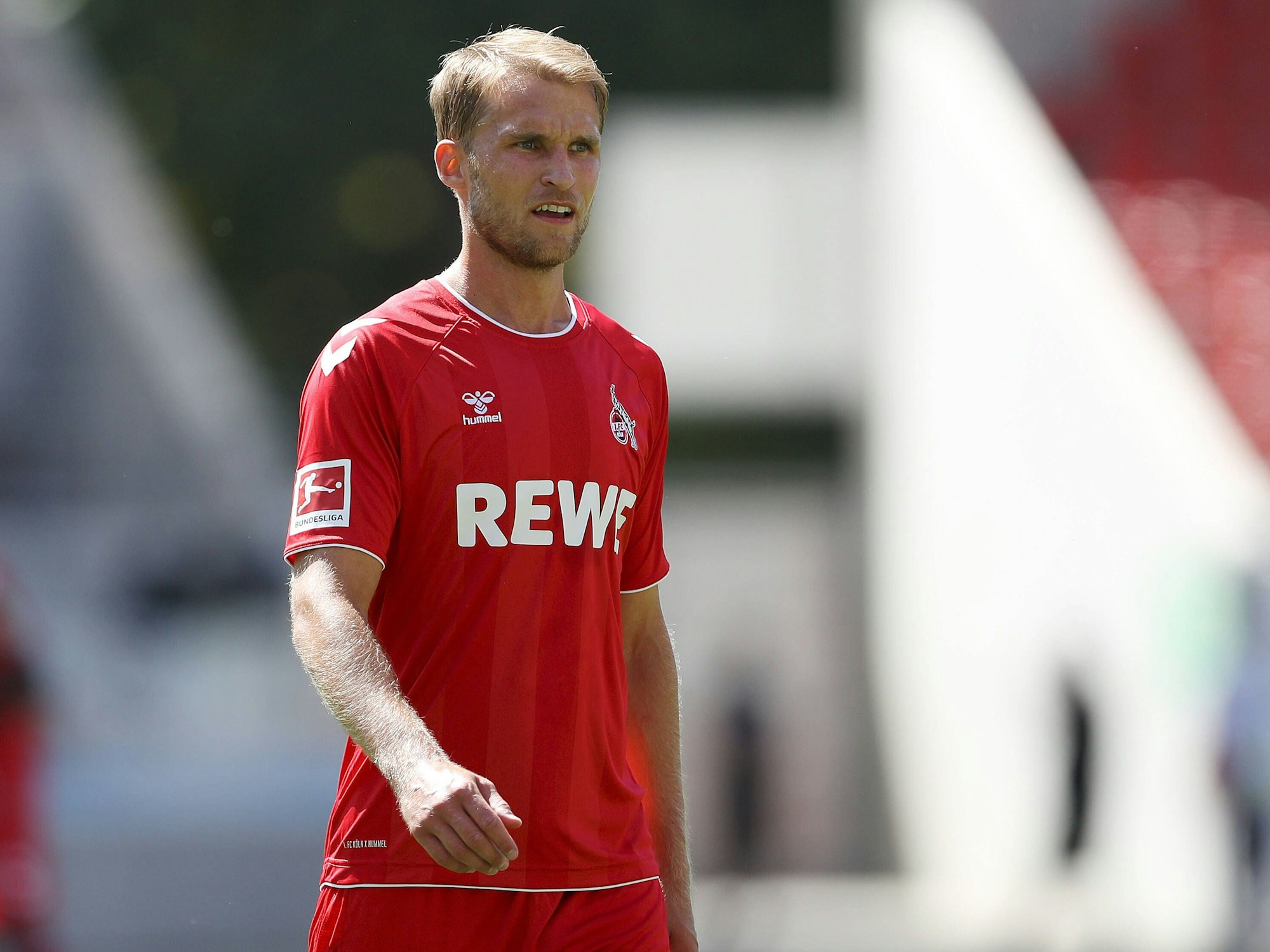 Sebastian Andersson, im Trikot des 1. FC Köln, geht über den Platz.