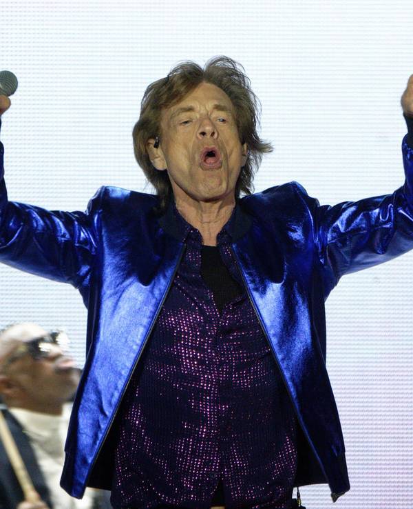 Der Sänger Mick Jagger steht bei einem Konzert der Rolling Stones in der Veltins Arena auf der Bühne.