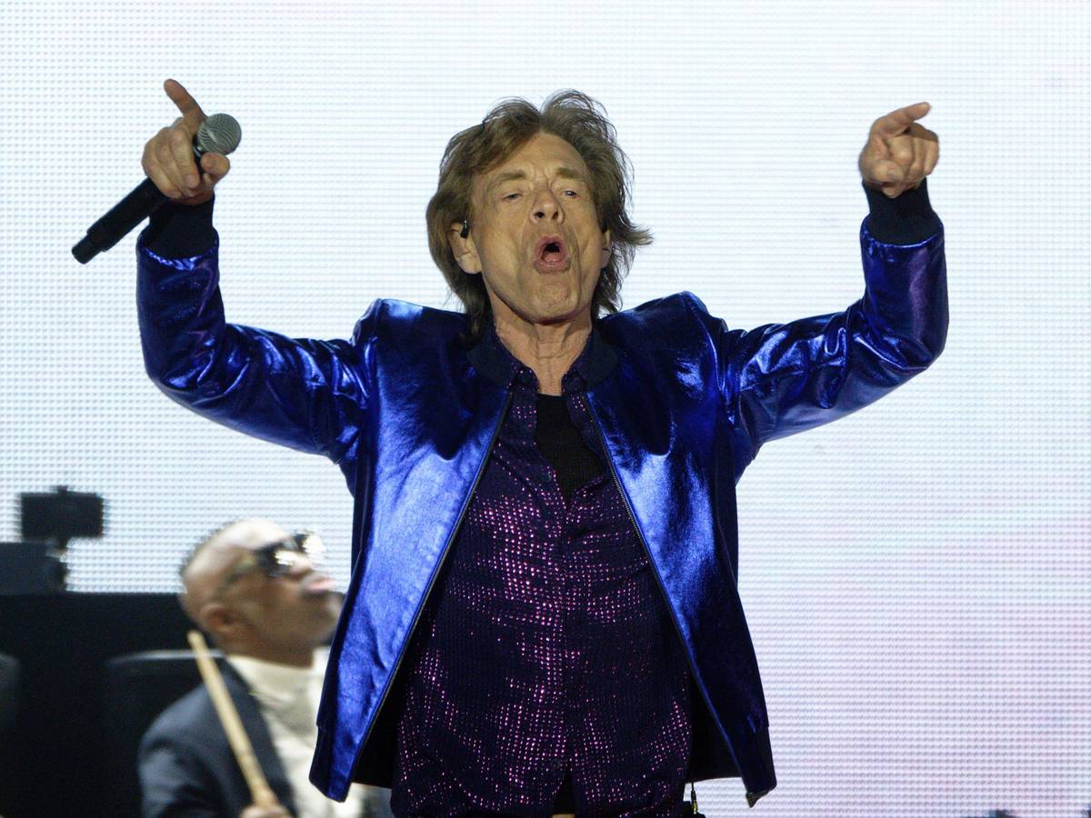 Der Sänger Mick Jagger steht bei einem Konzert der Rolling Stones in der Veltins Arena auf der Bühne.