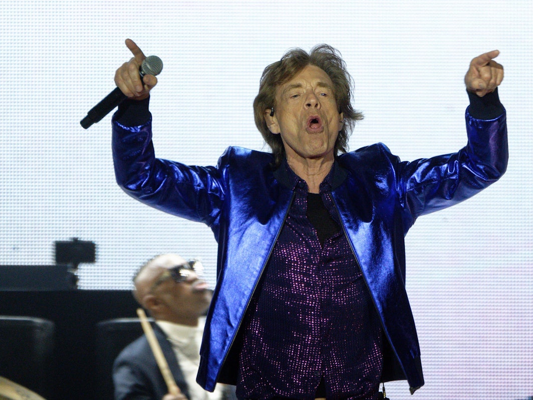 Der Sänger Mick Jagger steht bei einem Konzert der Rolling Stones in der Veltins Arena auf der Bühne.