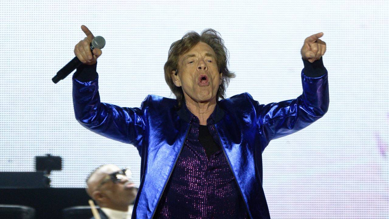 Der Sänger Mick Jagger steht bei einem Konzert der Rolling Stones in der Veltins Arena auf der Bühne.