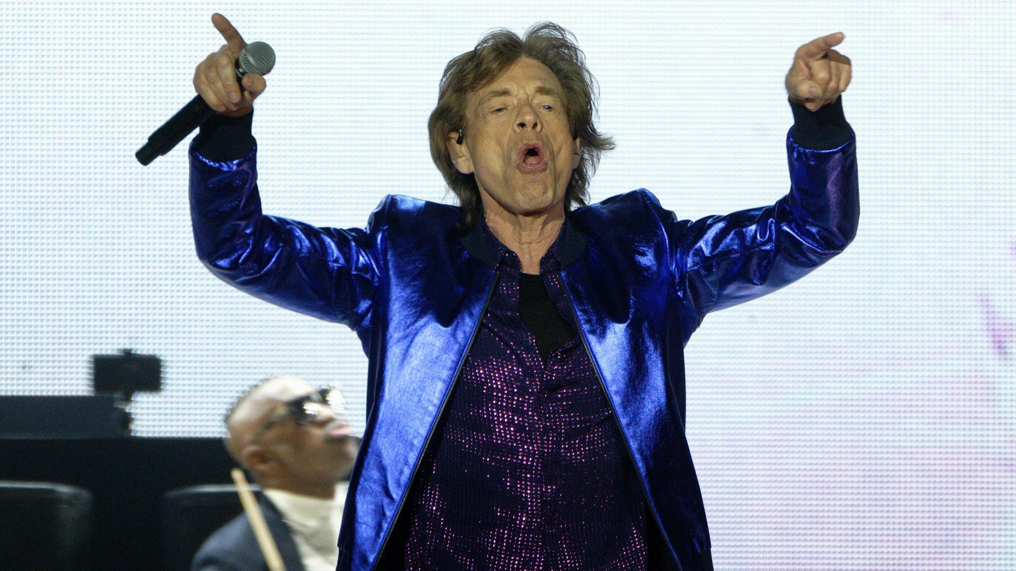 Der Sänger Mick Jagger steht bei einem Konzert der Rolling Stones in der Veltins Arena auf der Bühne.