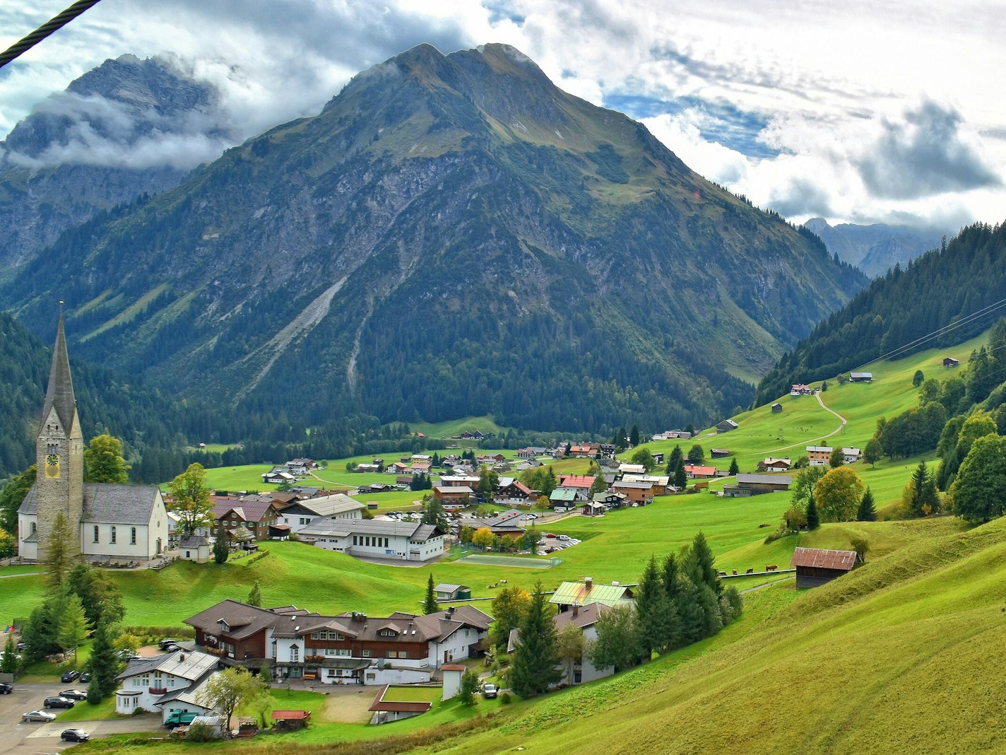 Blick auf die Gemeinde Mittelberg im Kleinwalsertal in Österreich aus dem Zaferna-Sessellift.