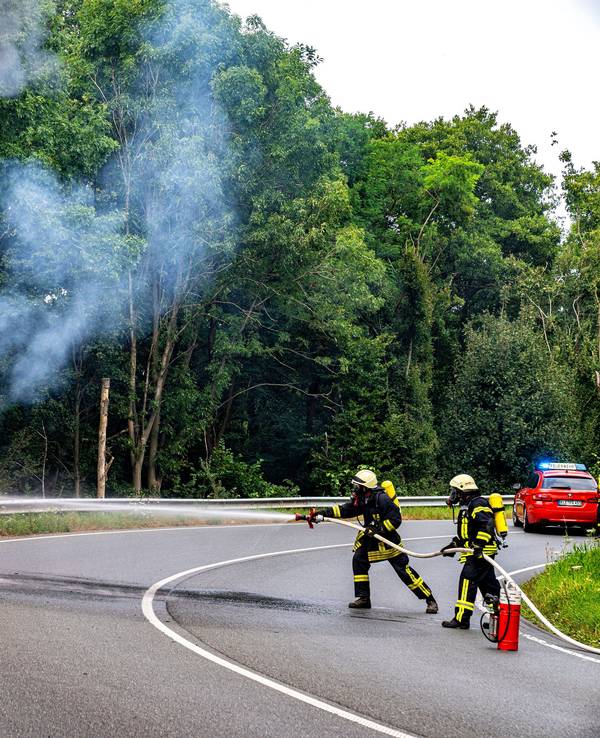 Nach einem technischen Defekt ist am Donnerstagabend ein Kleinwagen auf einer Bundesstraße bei Goch am Niederrhein in Flammen aufgegangen, die Fahrerin und ein Kind können sich retten.