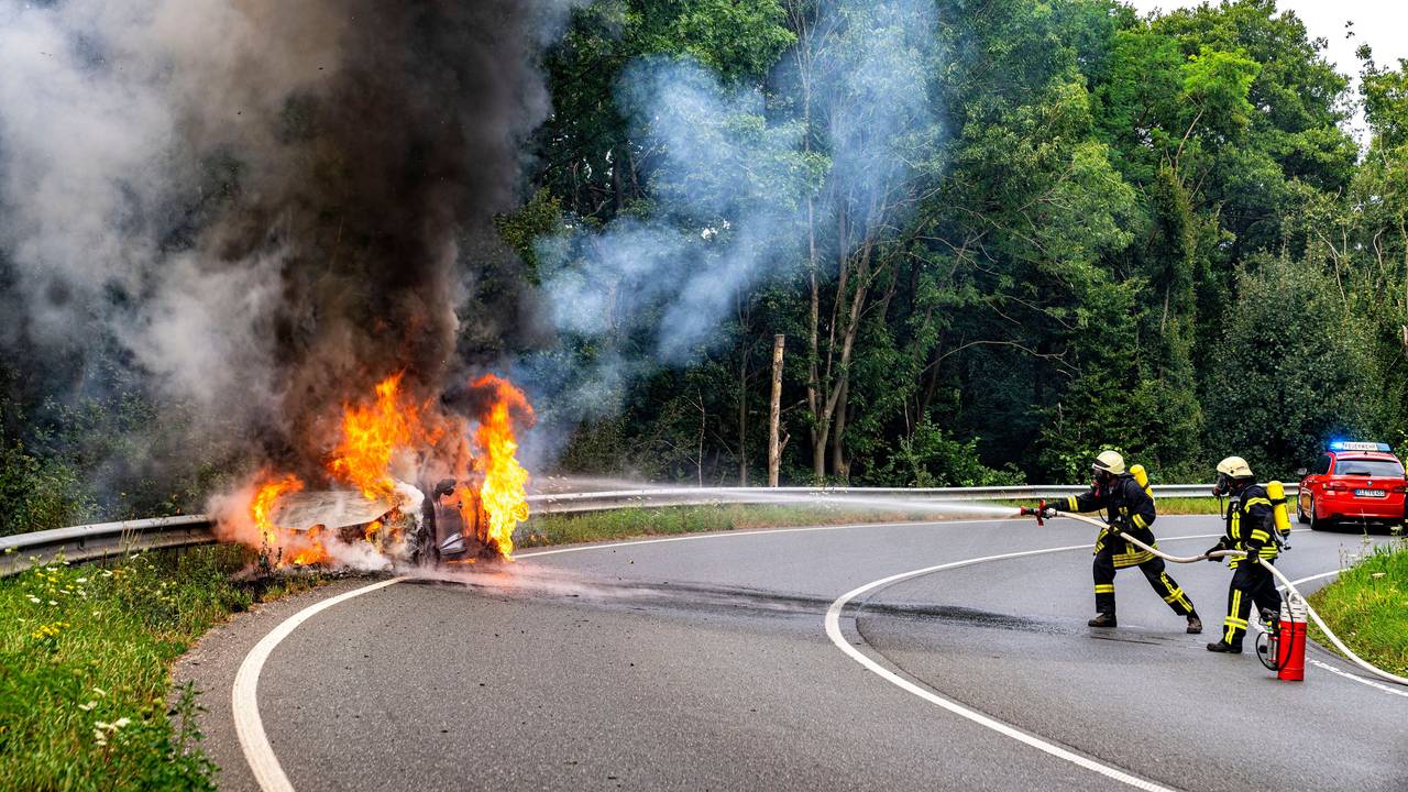Nach einem technischen Defekt ist am Donnerstagabend ein Kleinwagen auf einer Bundesstraße bei Goch am Niederrhein in Flammen aufgegangen, die Fahrerin und ein Kind können sich retten.