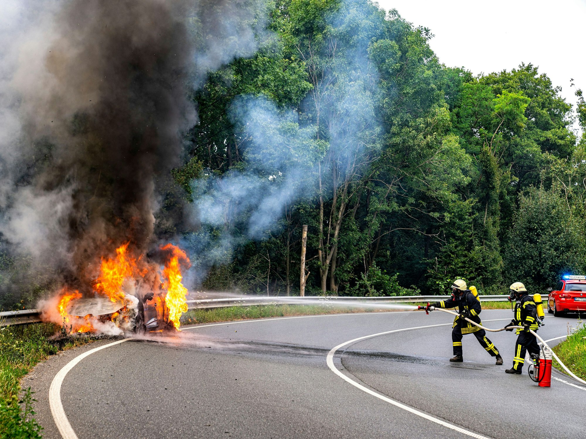 Nach einem technischen Defekt ist am Donnerstagabend ein Kleinwagen auf einer Bundesstraße bei Goch am Niederrhein in Flammen aufgegangen, die Fahrerin und ein Kind können sich retten.