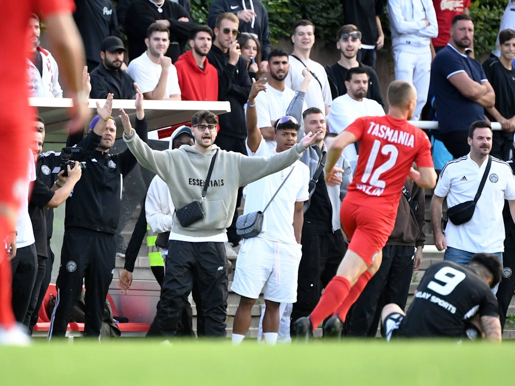 Elias Nerlich beschwert sich an der Seitenlinie mit erhobenen Armen.