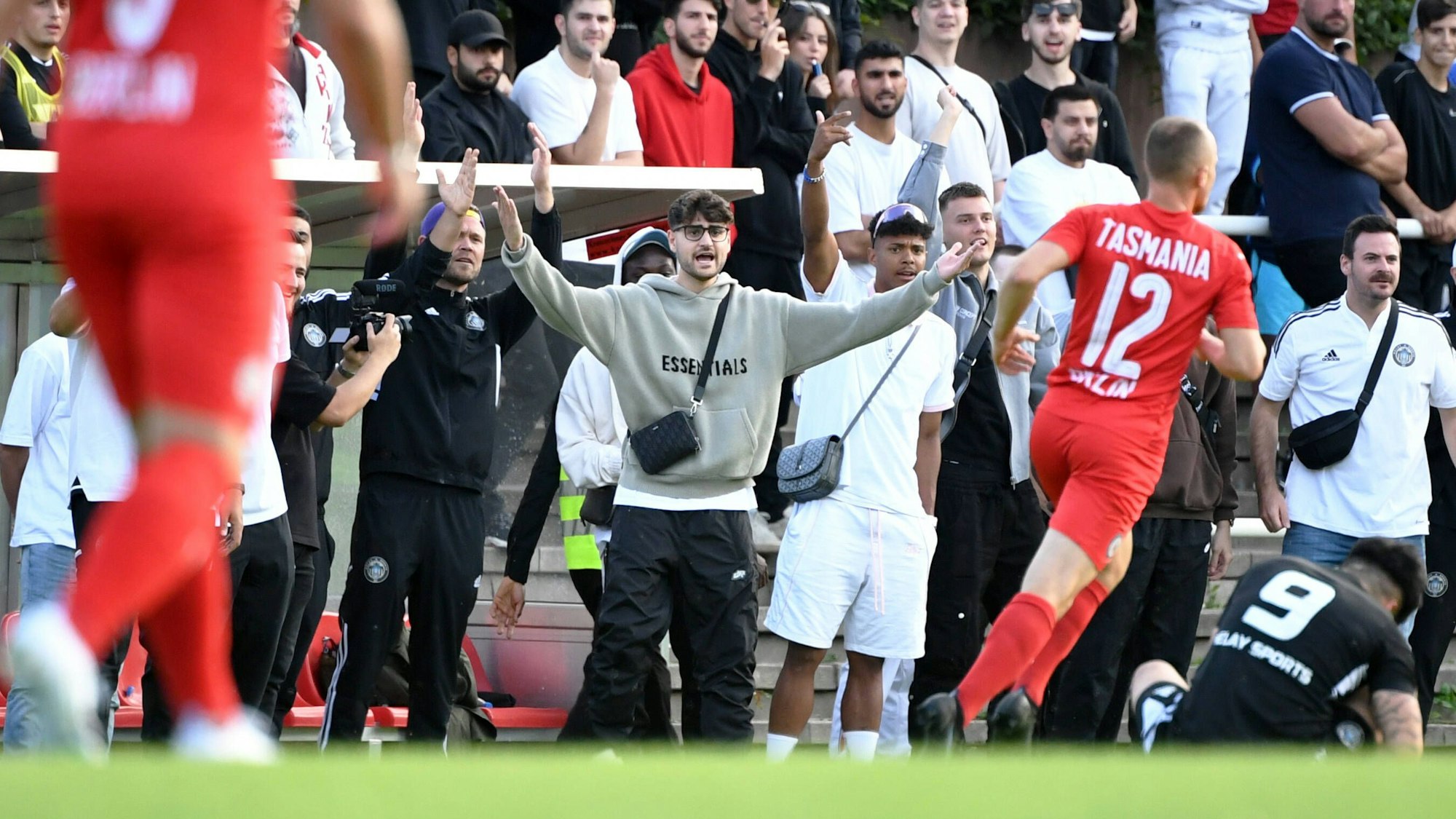 Elias Nerlich beschwert sich an der Seitenlinie mit erhobenen Armen.