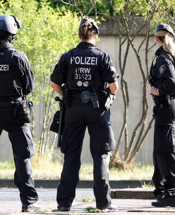 Polizisten sichern das Landgericht in Köln.