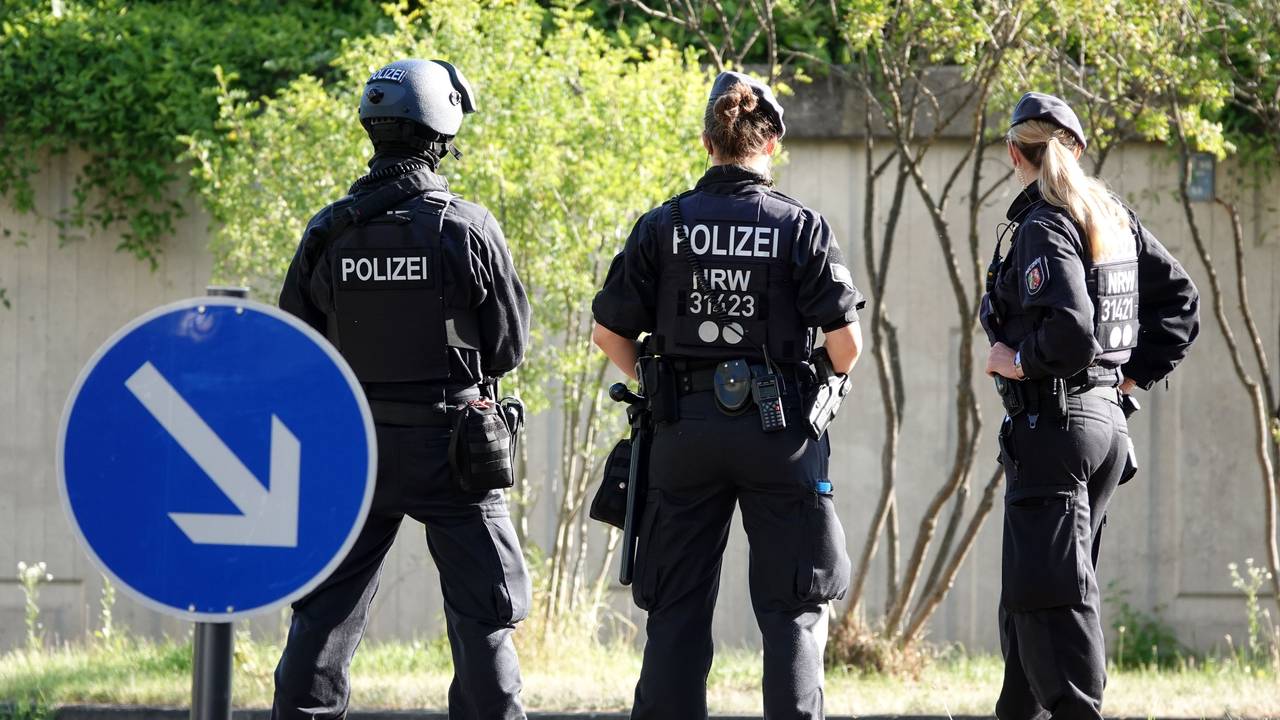 Polizisten sichern das Landgericht in Köln.