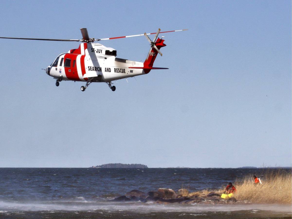 Zwei Deutsche sind bei einem Unfall auf dem Vänern, dem größten See Schwedens und der gesamten EU, ums Leben gekommen. Unser Archivbild zeigt einen Rettungshubschrauber über dem See.