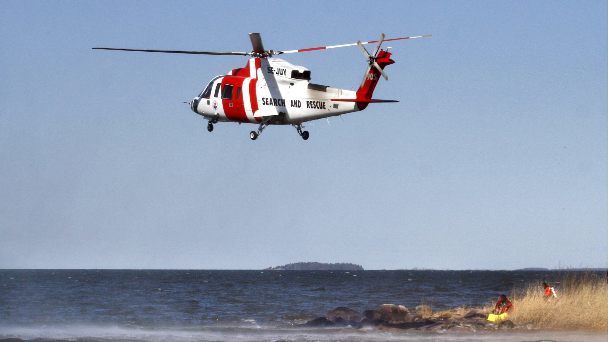Zwei Deutsche sind bei einem Unfall auf dem Vänern, dem größten See Schwedens und der gesamten EU, ums Leben gekommen. Unser Archivbild zeigt einen Rettungshubschrauber über dem See.