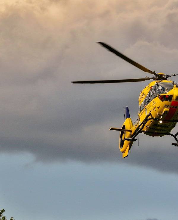 Ein Rettungshubschrauber im Landeanflug