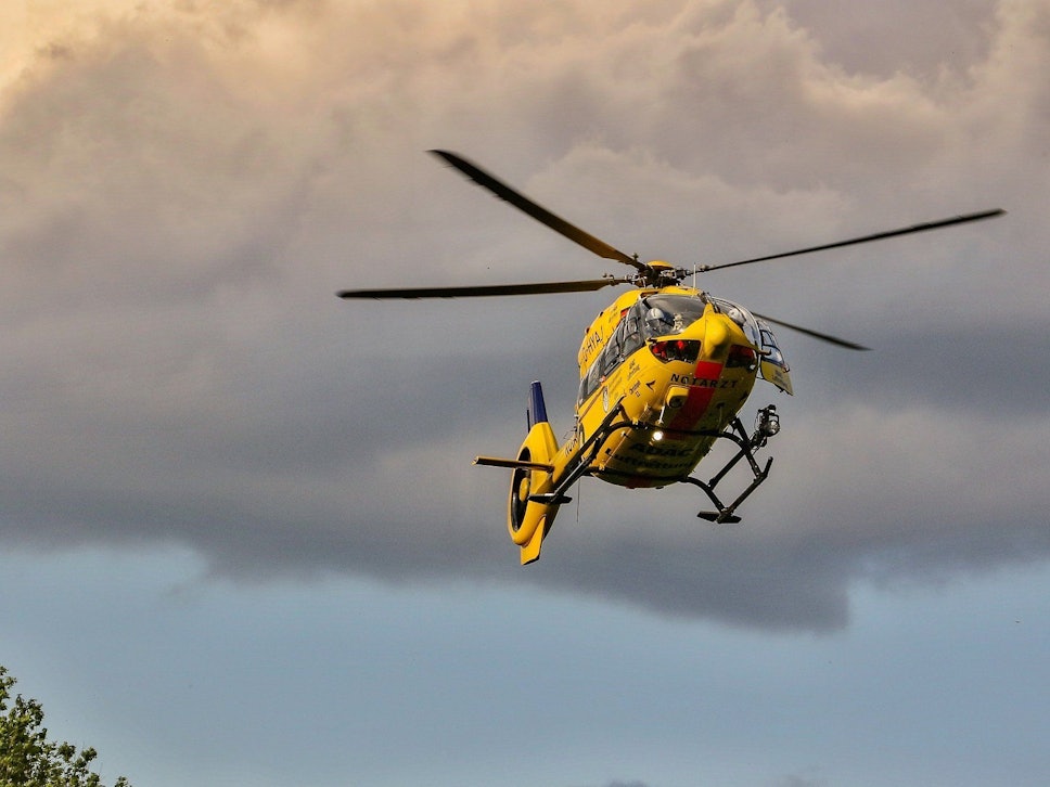 Ein Rettungshubschrauber im Landeanflug