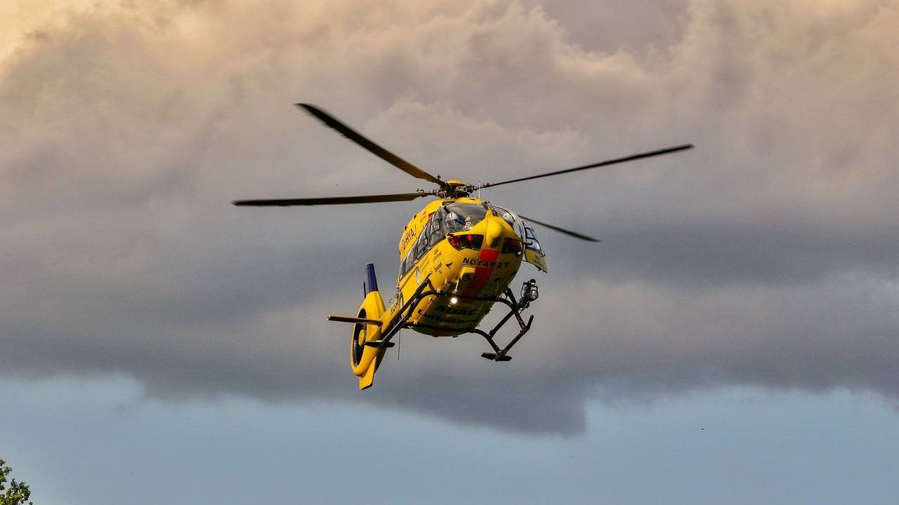 Ein Rettungshubschrauber im Landeanflug