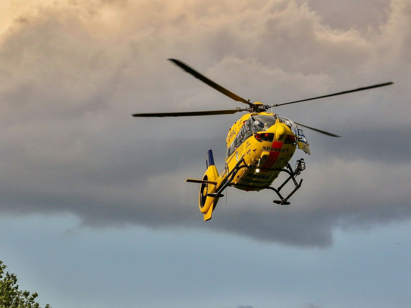 Ein Rettungshubschrauber im Landeanflug