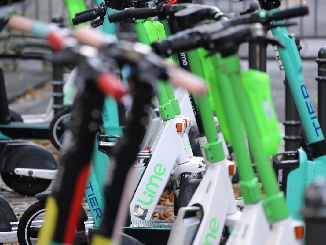 Verschiedene E-Scooter stehen in der Kölner Altstadt