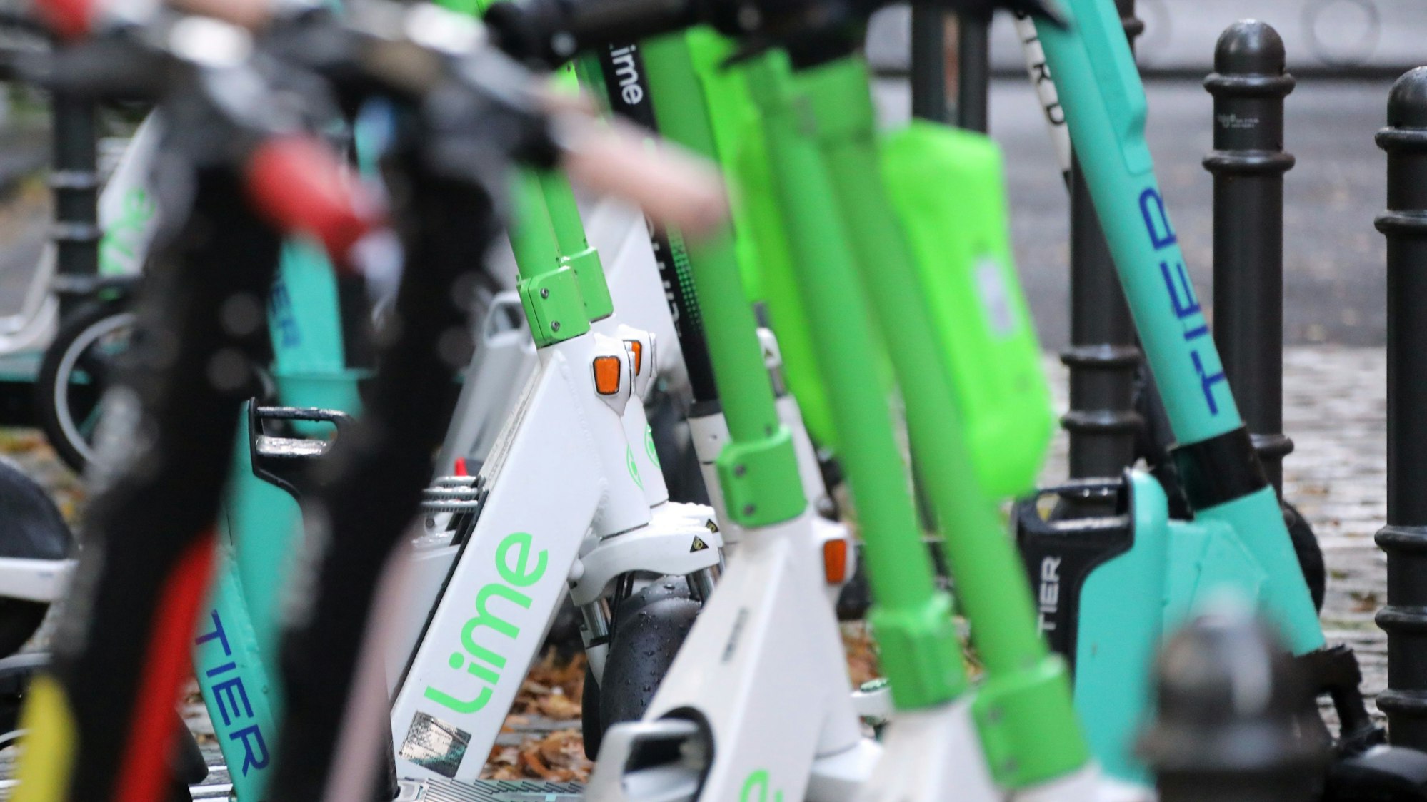 Verschiedene E-Scooter stehen in der Kölner Altstadt