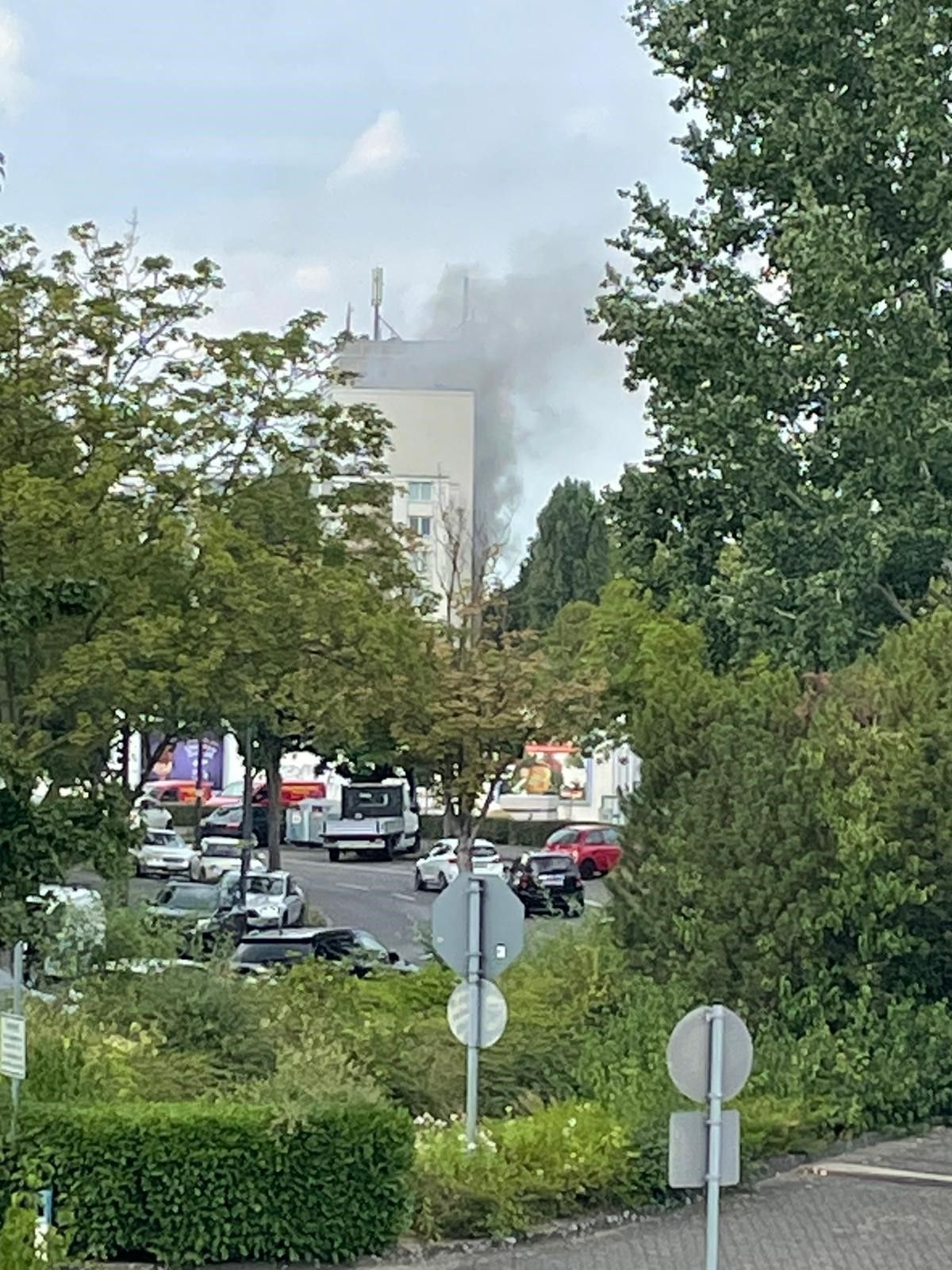 Aus einem Hochhaus dringt Qualm in den Himmel.
