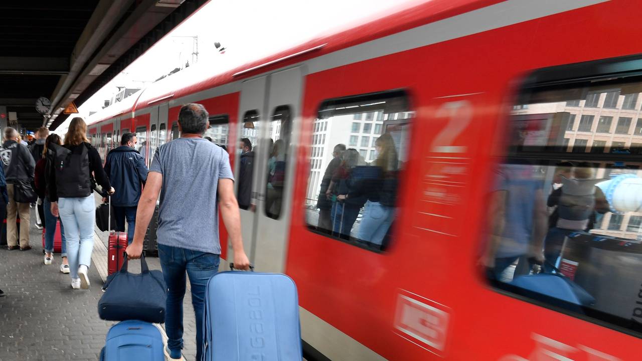 Bahnfahrer drängen sich am Eingang eines Regionalzuges am Deutzer Bahnhof.