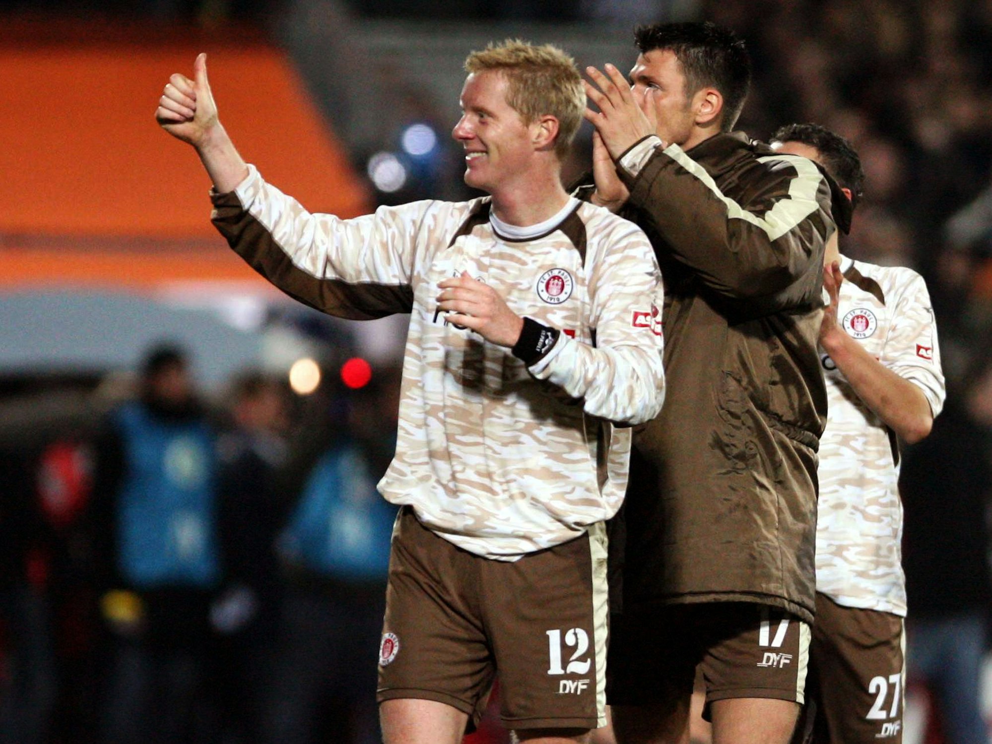 Timo Schulz (l.) und Fabian Boll bedanken sich nach der 0:3 Niederlage von St. Pauli gegen den FC Bayern München bei den Fans.