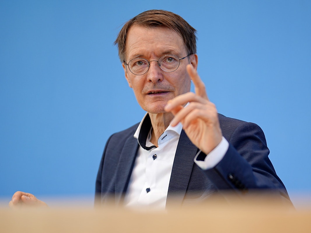Bundesgesundheitsminister Karl Lauterbach spricht bei einer Pressekonferenz Mitte Juni 2022.