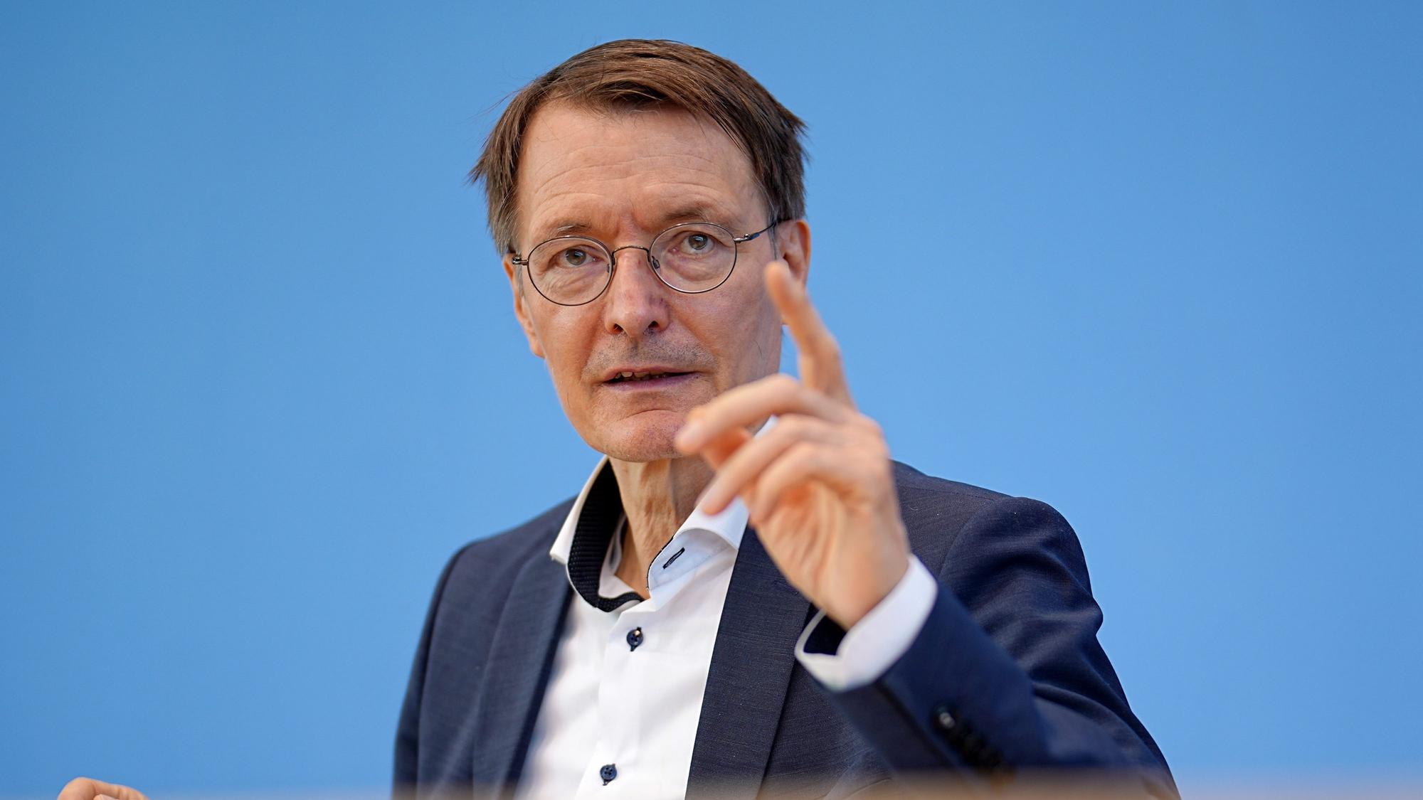 Bundesgesundheitsminister Karl Lauterbach spricht bei einer Pressekonferenz Mitte Juni 2022.