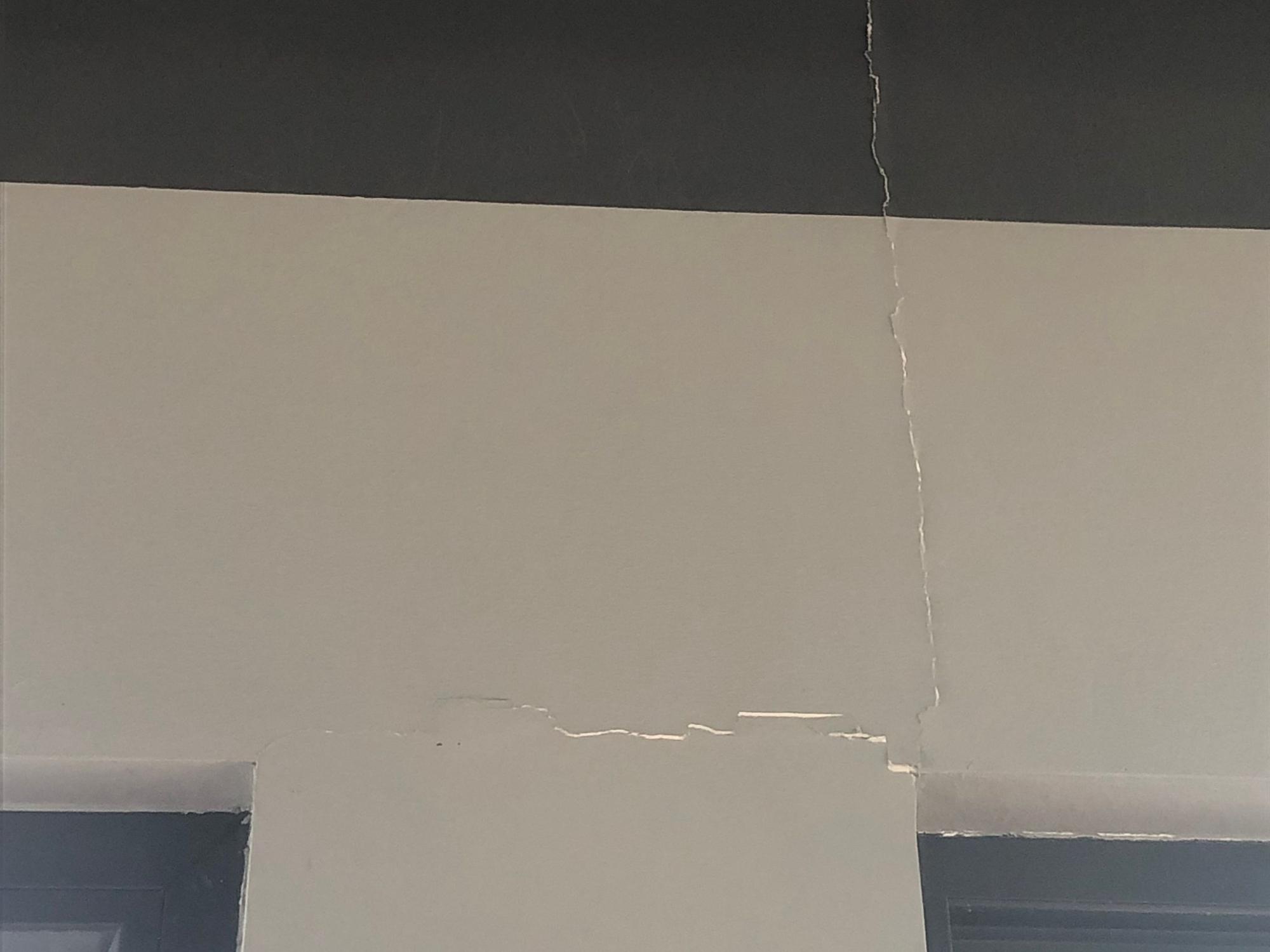 Ein großer Riss in einer Wand des Restaurants.