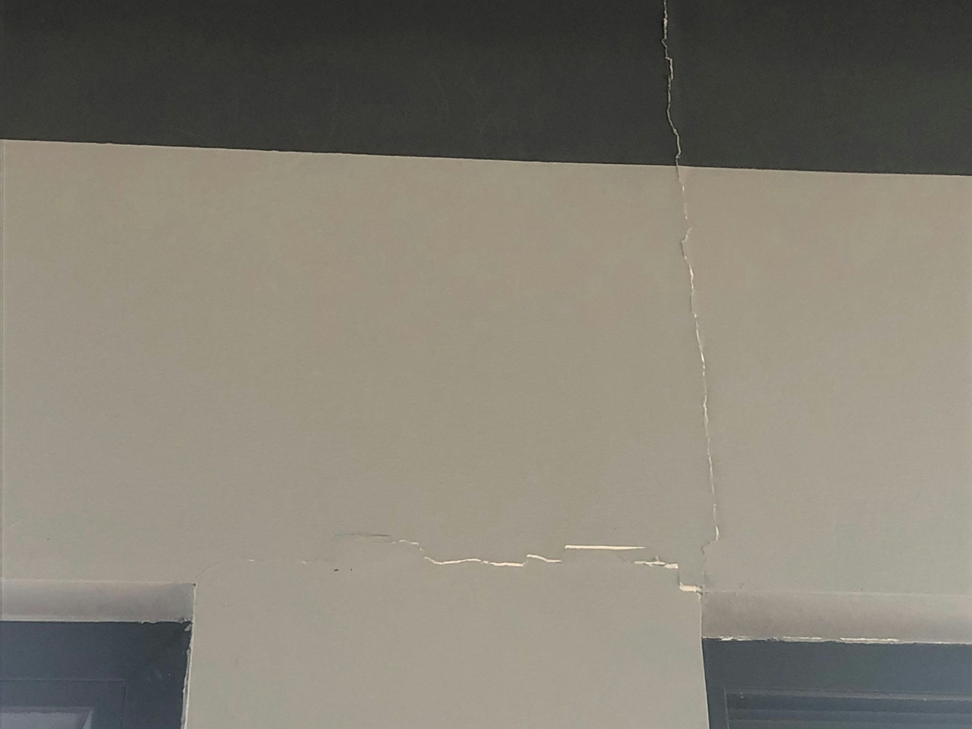 Ein großer Riss in einer Wand des Restaurants.