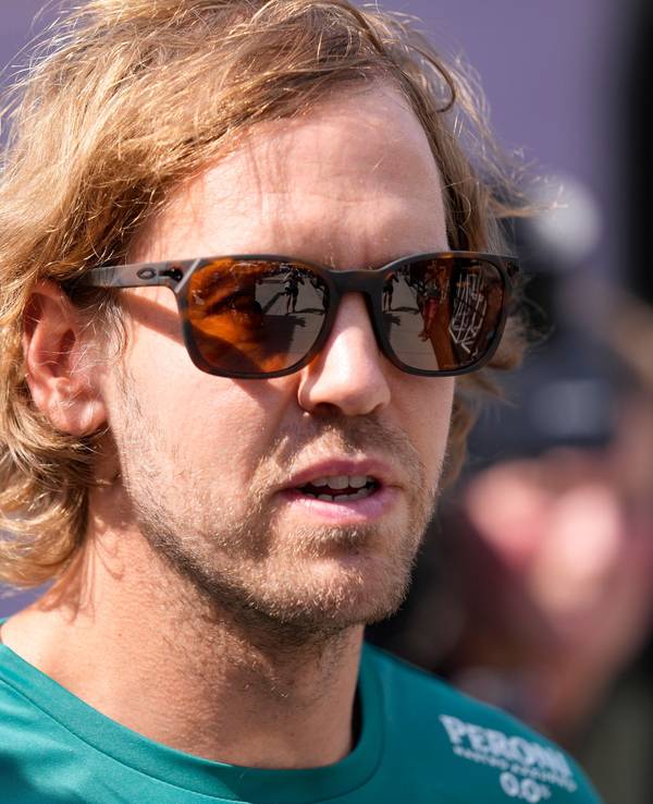 Sebastian Vettel am Tag seines Rücktritts in der Formel 1 mit Sonnenbrille im Fahrerlager