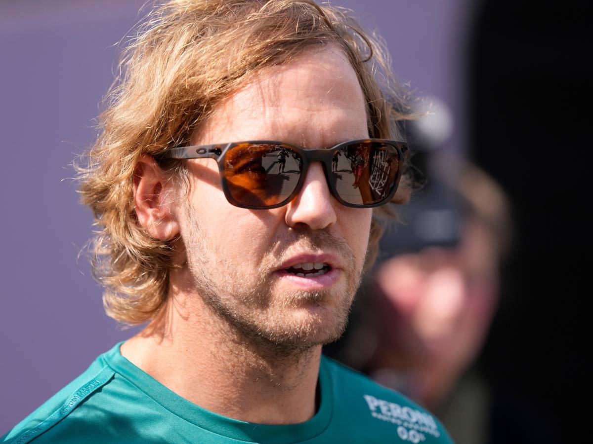 Sebastian Vettel am Tag seines Rücktritts in der Formel 1 mit Sonnenbrille im Fahrerlager