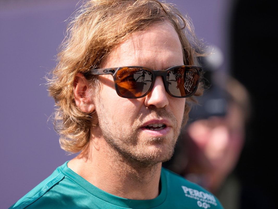 Sebastian Vettel am Tag seines Rücktritts in der Formel 1 mit Sonnenbrille im Fahrerlager