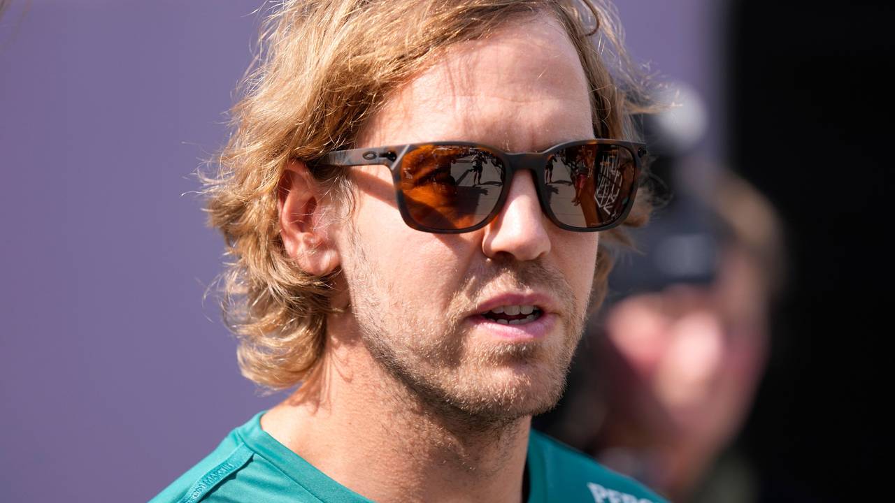Sebastian Vettel am Tag seines Rücktritts in der Formel 1 mit Sonnenbrille im Fahrerlager