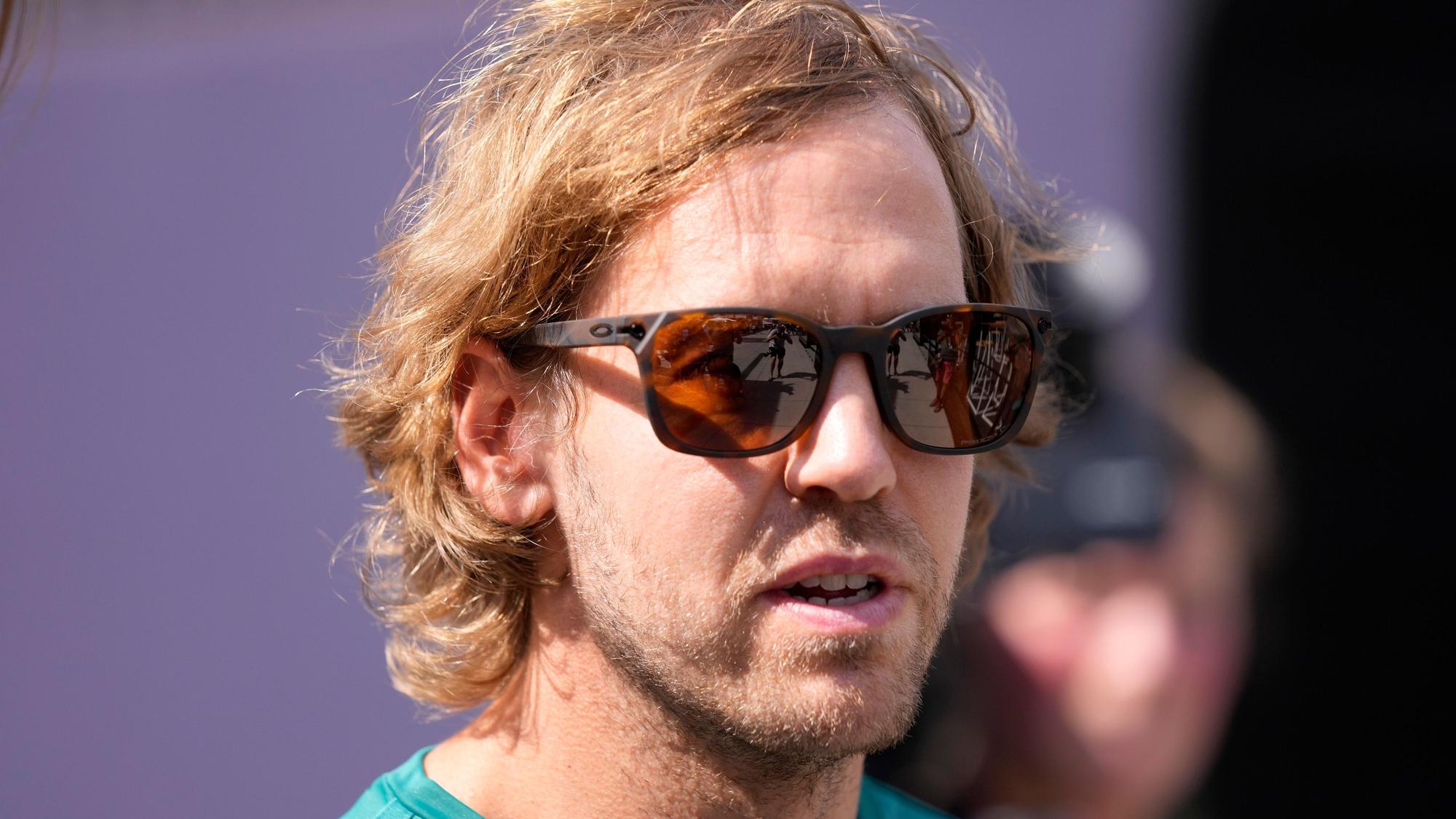 Sebastian Vettel am Tag seines Rücktritts in der Formel 1 mit Sonnenbrille im Fahrerlager