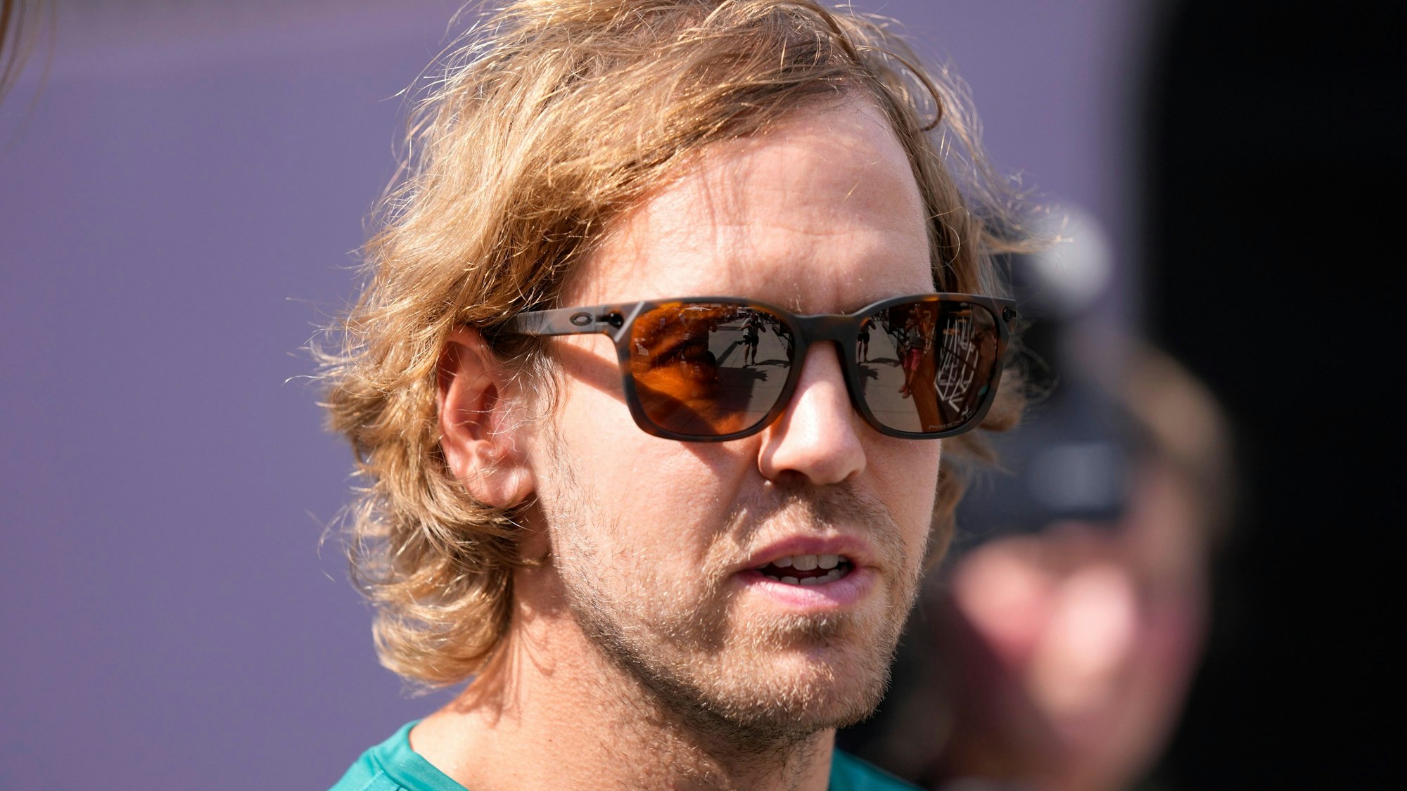 Sebastian Vettel am Tag seines Rücktritts in der Formel 1 mit Sonnenbrille im Fahrerlager