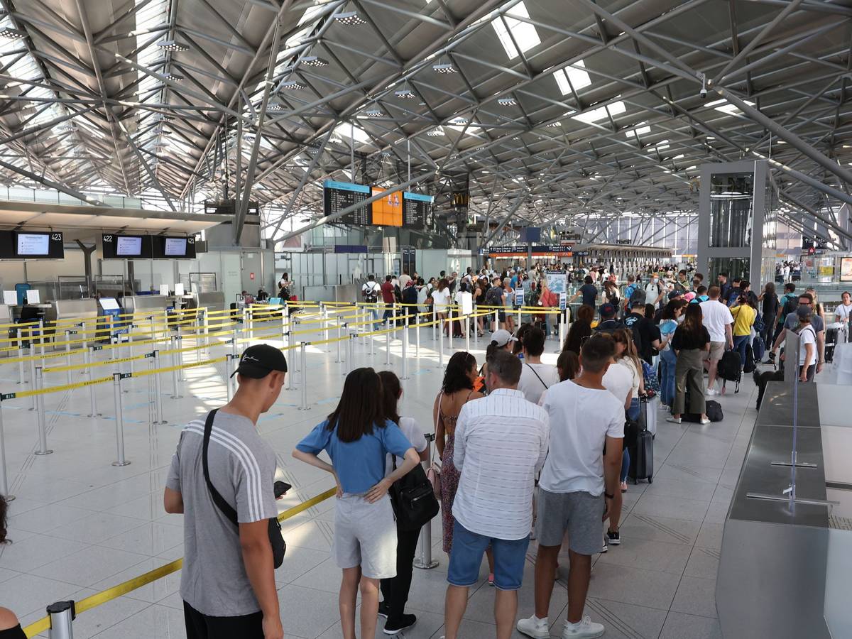 Wartende am 24. Juli 2022 vor der Sicherheitskontrolle am Flughafen Köln/Bonn.