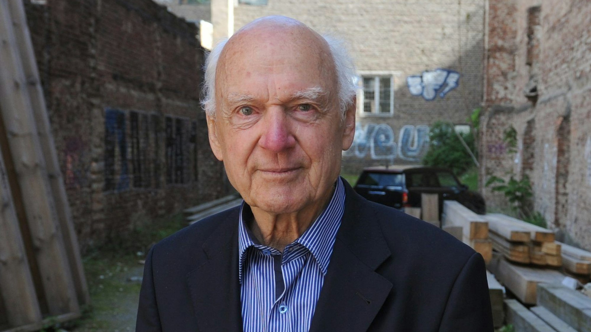 Eberhard Stöppke steht auf seinem Grundstück an der Richard-Wagner-Straße.