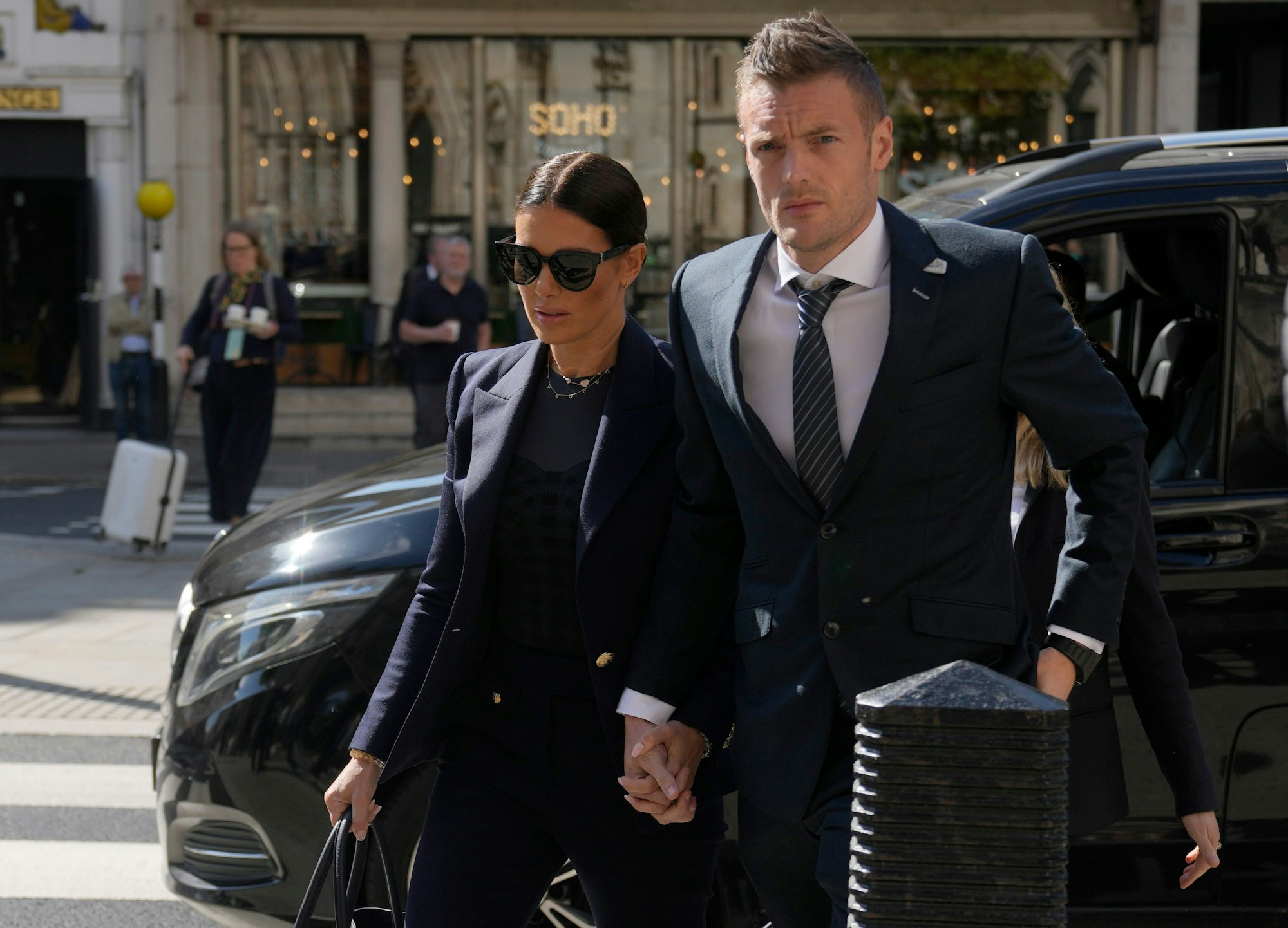 Rebekah Vardy mit ihrem Mann Jamie Vardy vor Gericht.