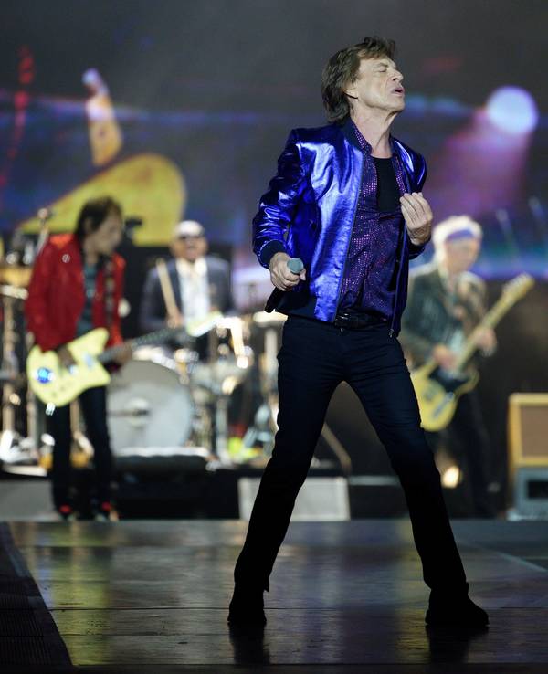 Der Sänger Mick Jagger steht bei einem Konzert der Rolling Stones in der Veltins Arena auf der Bühne.