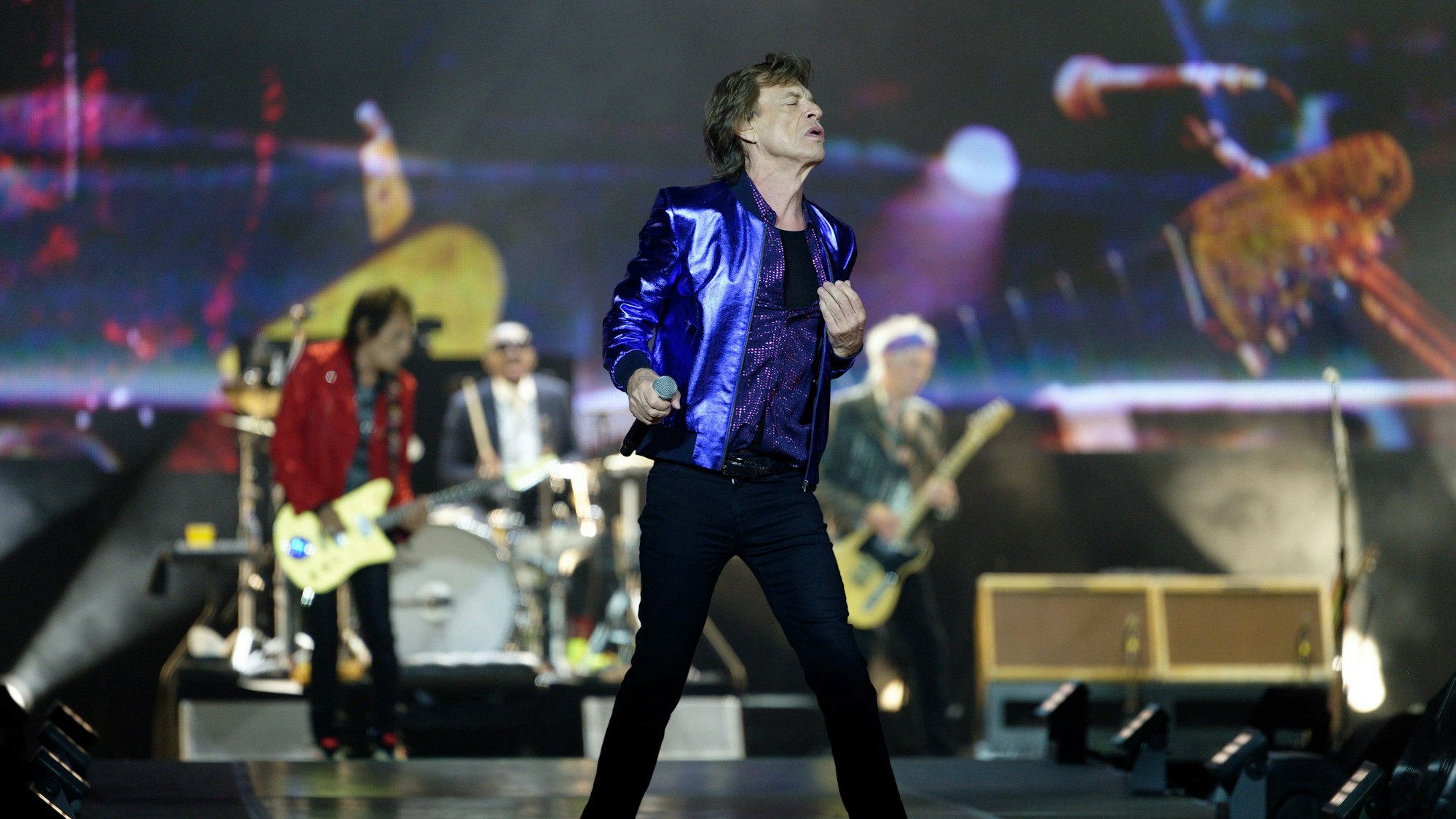 Der Sänger Mick Jagger steht bei einem Konzert der Rolling Stones in der Veltins Arena auf der Bühne.