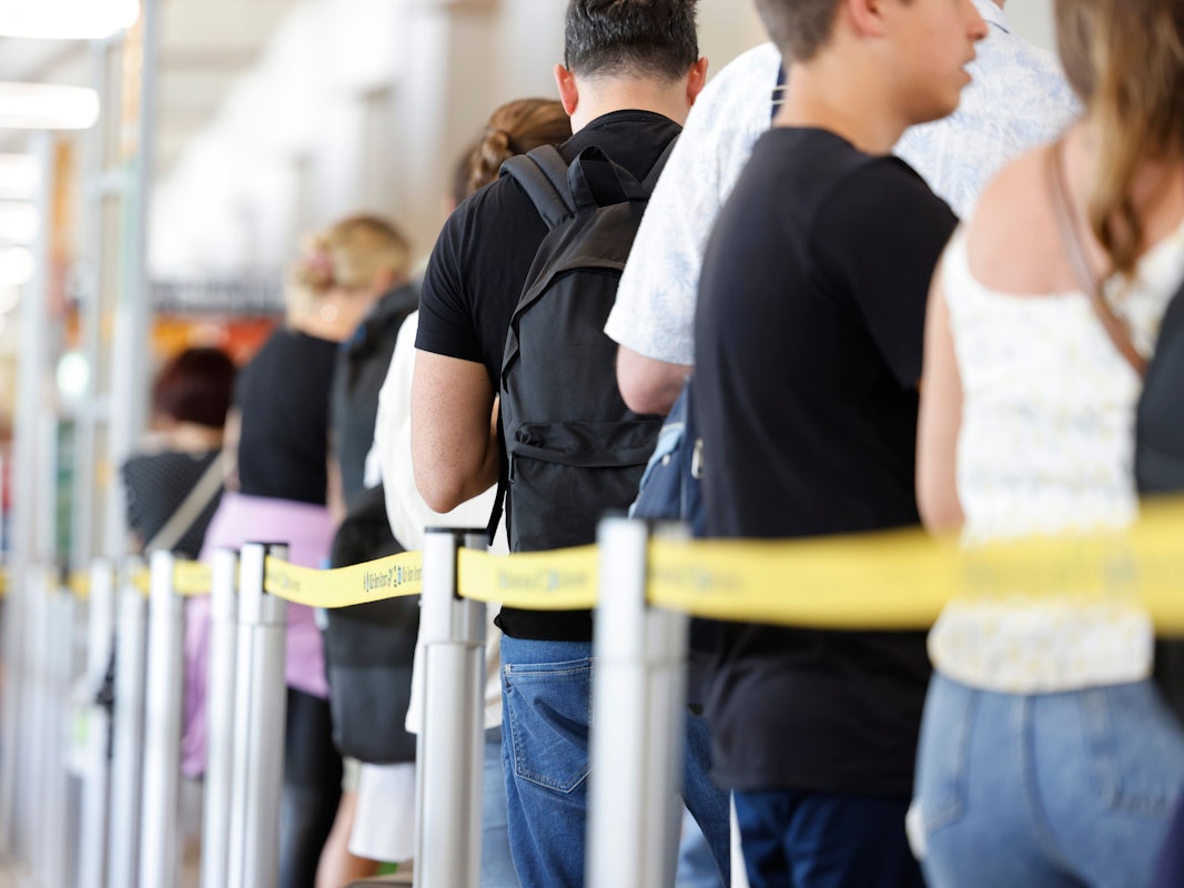 Menschen stehen am Flughafen Köln/Bonn in der Schlange.