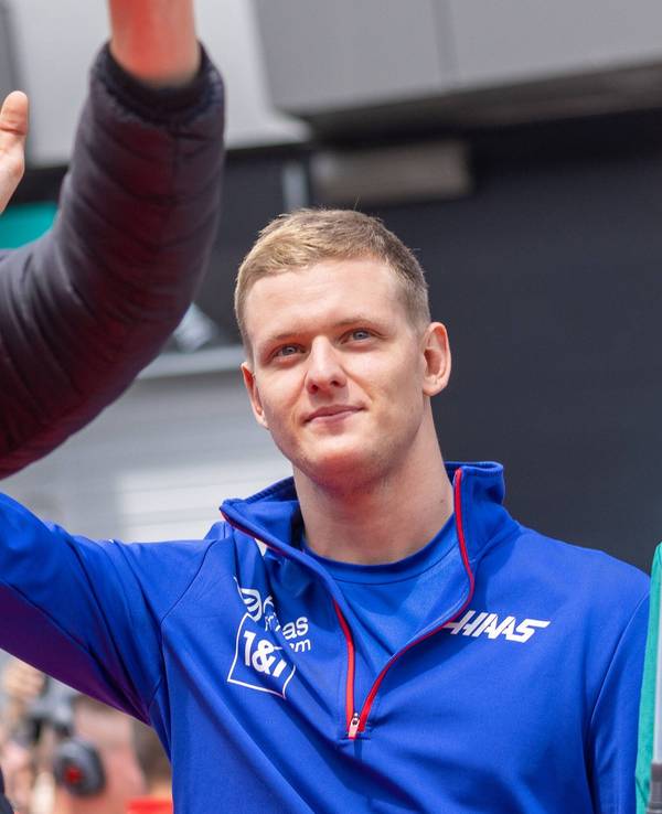 Mick Schumacher (l.) und Sebastian Vettel winken beim Renn-Wochenende der Formel 1 in Österreich den Fans