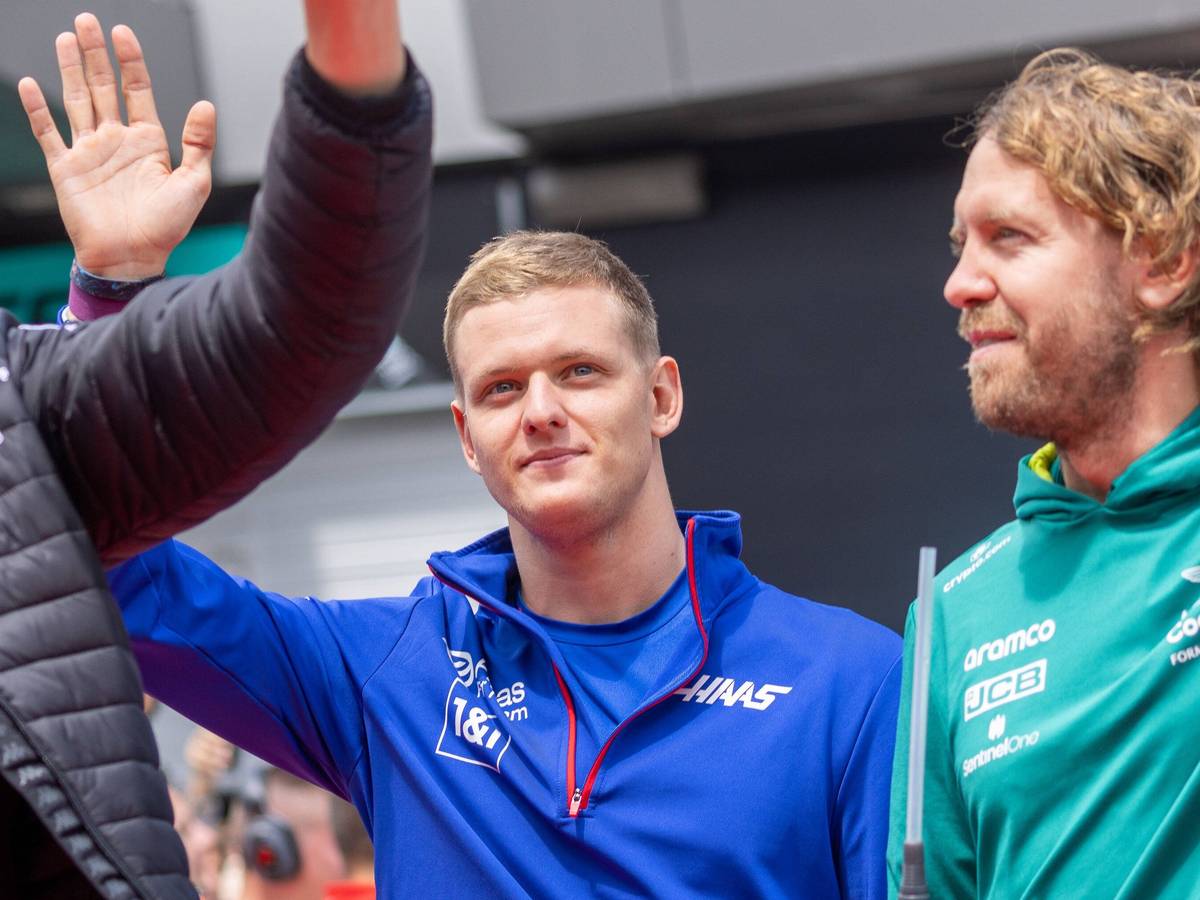 Mick Schumacher (l.) und Sebastian Vettel winken beim Renn-Wochenende der Formel 1 in Österreich den Fans
