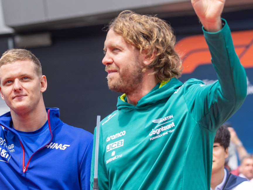 Mick Schumacher (l.) und Sebastian Vettel winken beim Renn-Wochenende der Formel 1 in Österreich den Fans