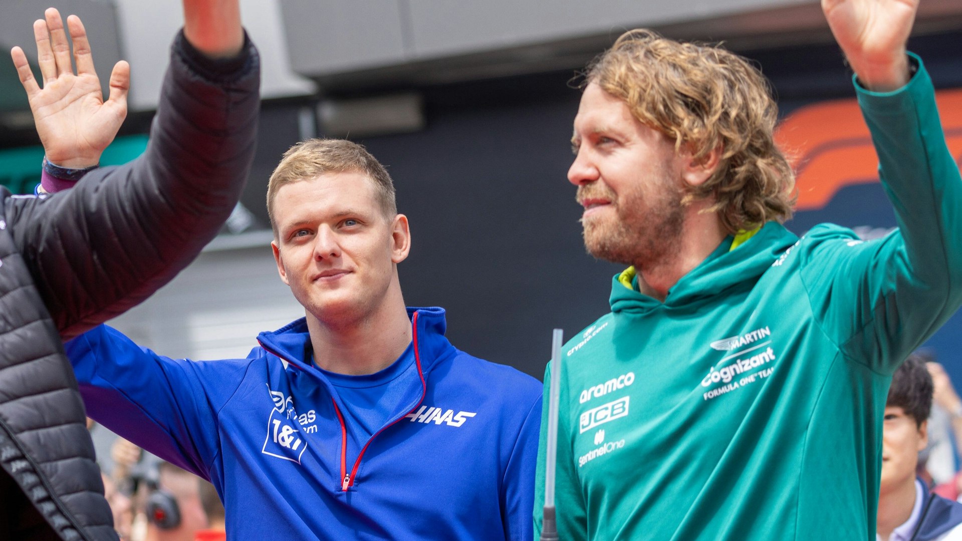 Mick Schumacher (l.) und Sebastian Vettel winken beim Renn-Wochenende der Formel 1 in Österreich den Fans
