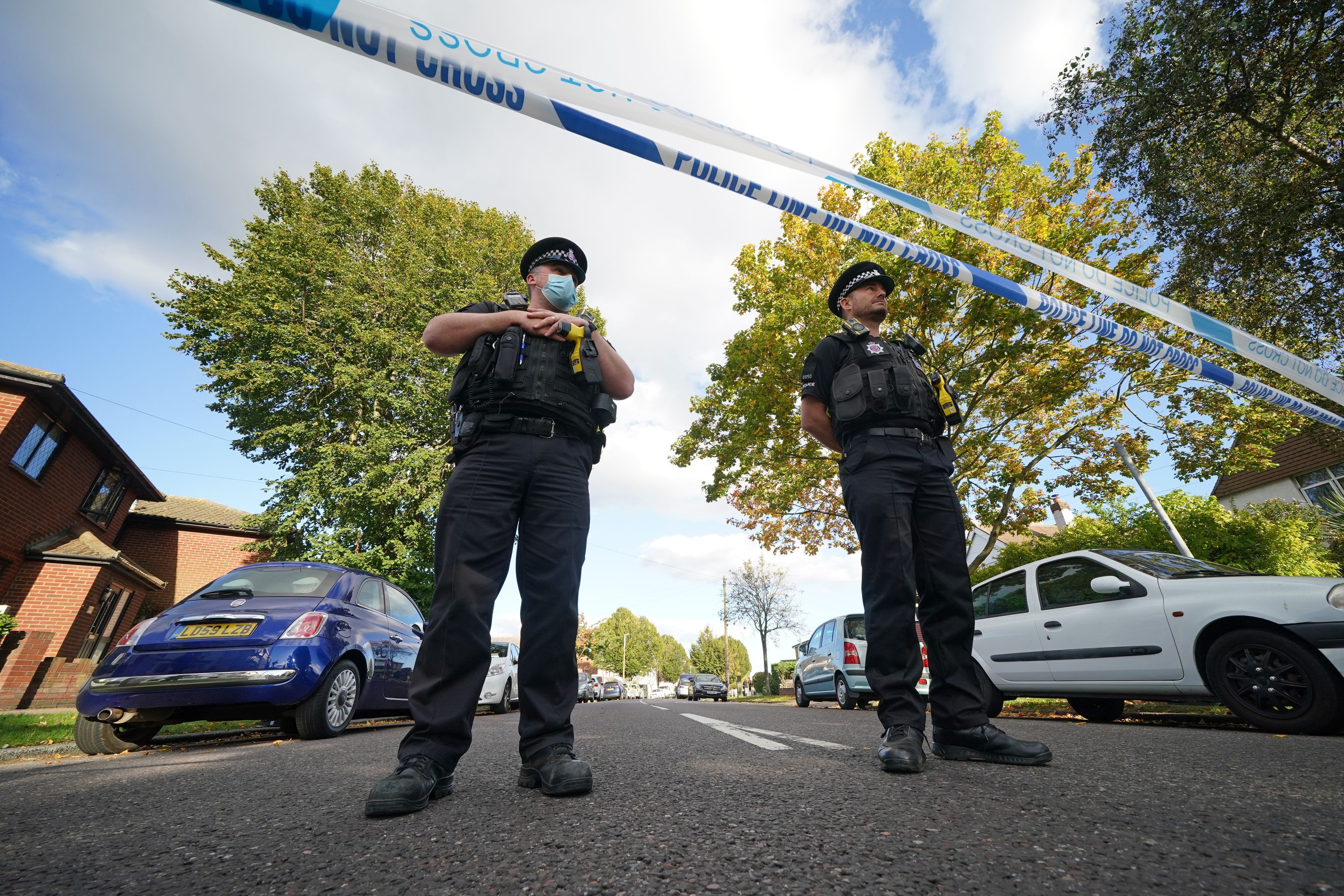 Polizeibeamte stehen im Oktober 2021 an einem Tatort in Großbritannien.