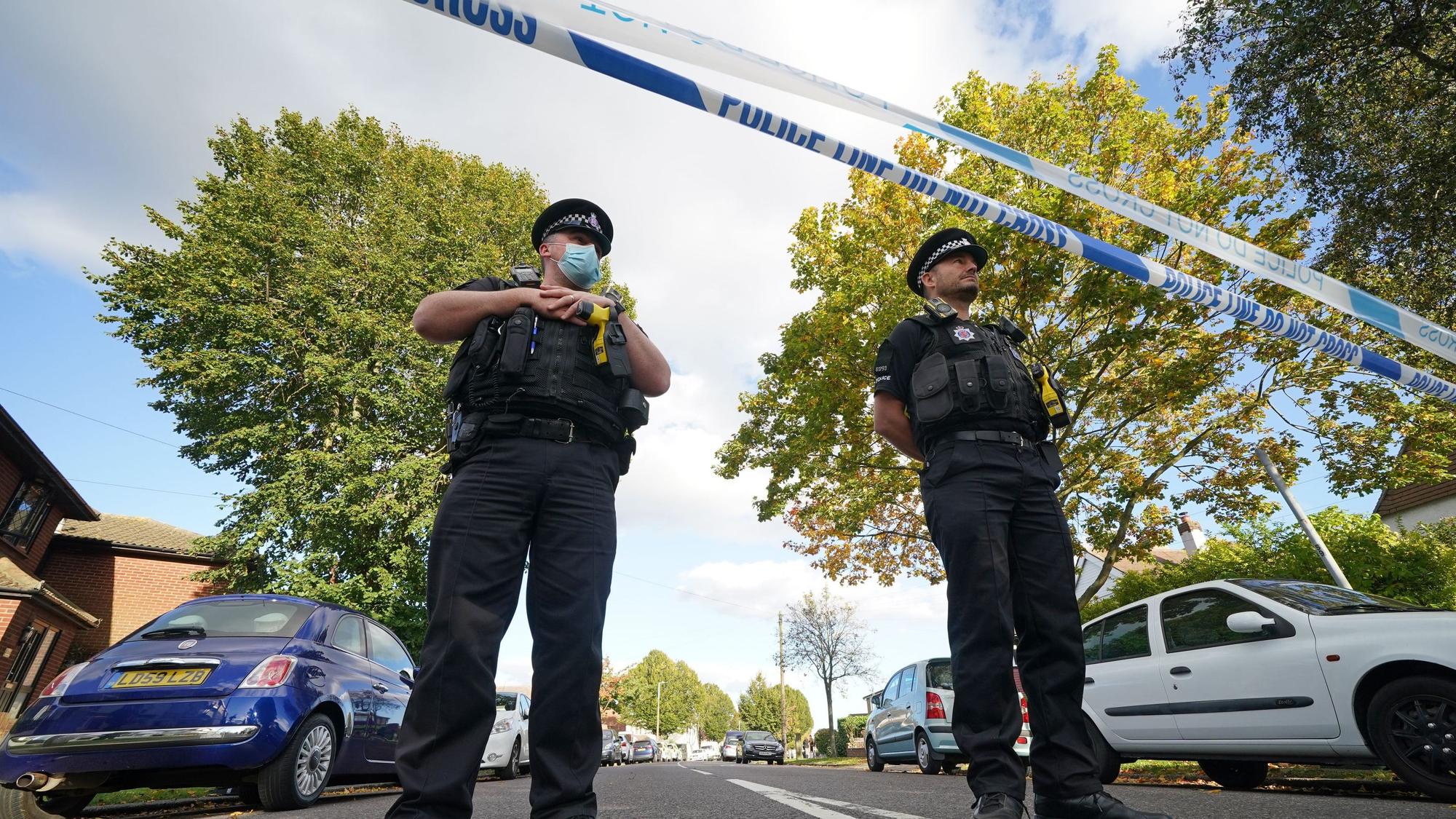 Polizeibeamte stehen im Oktober 2021 an einem Tatort in Großbritannien.