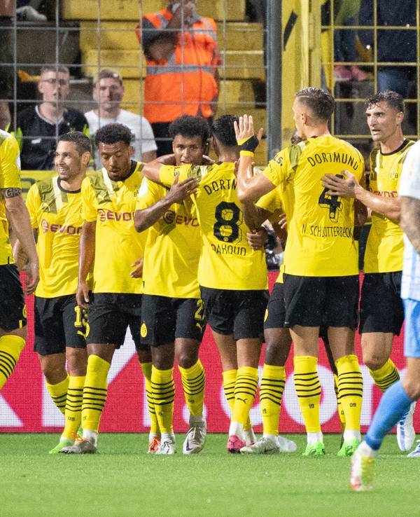 Die Spieler von Borussia Dortmund jubeln über den Treffer zum 0:3.