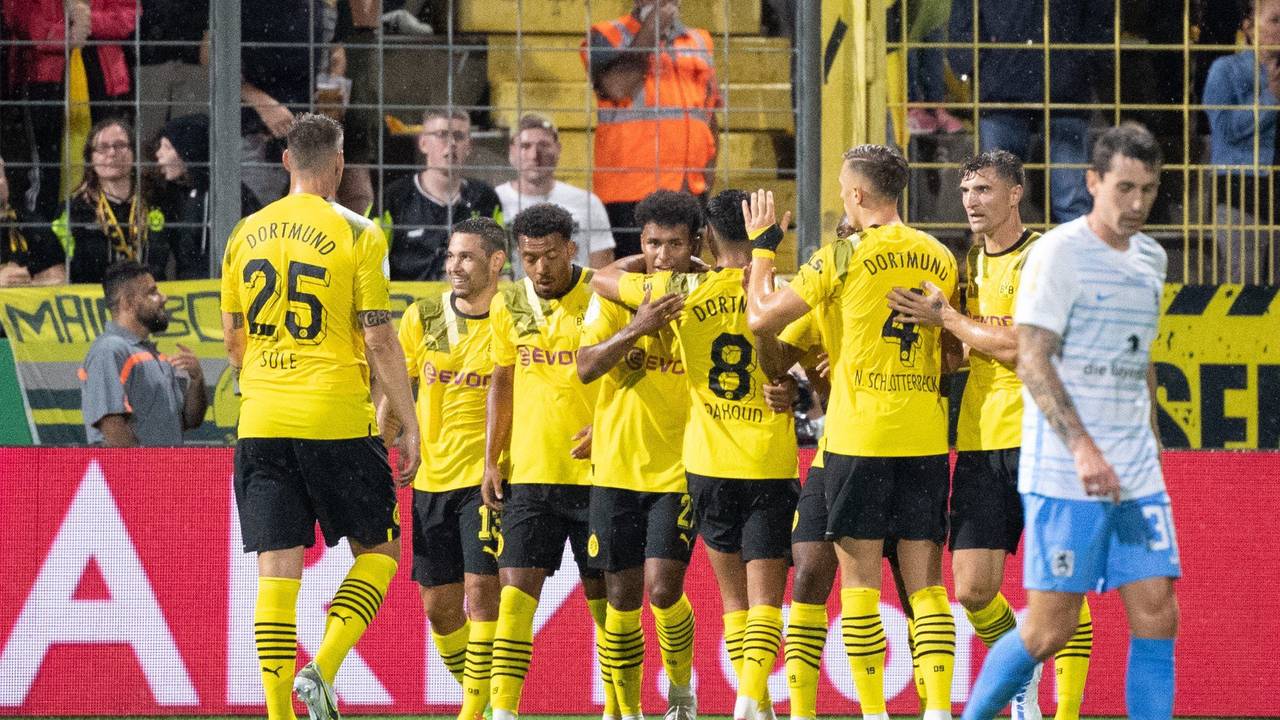 Die Spieler von Borussia Dortmund jubeln über den Treffer zum 0:3.