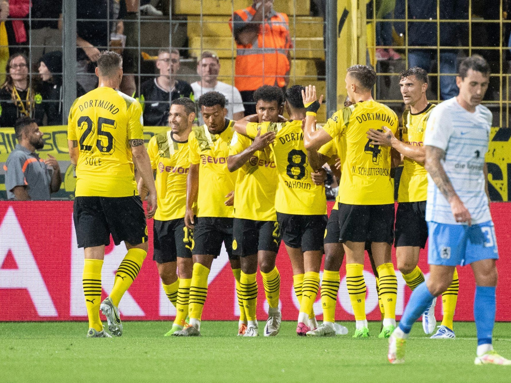 Die Spieler von Borussia Dortmund jubeln über den Treffer zum 0:3.